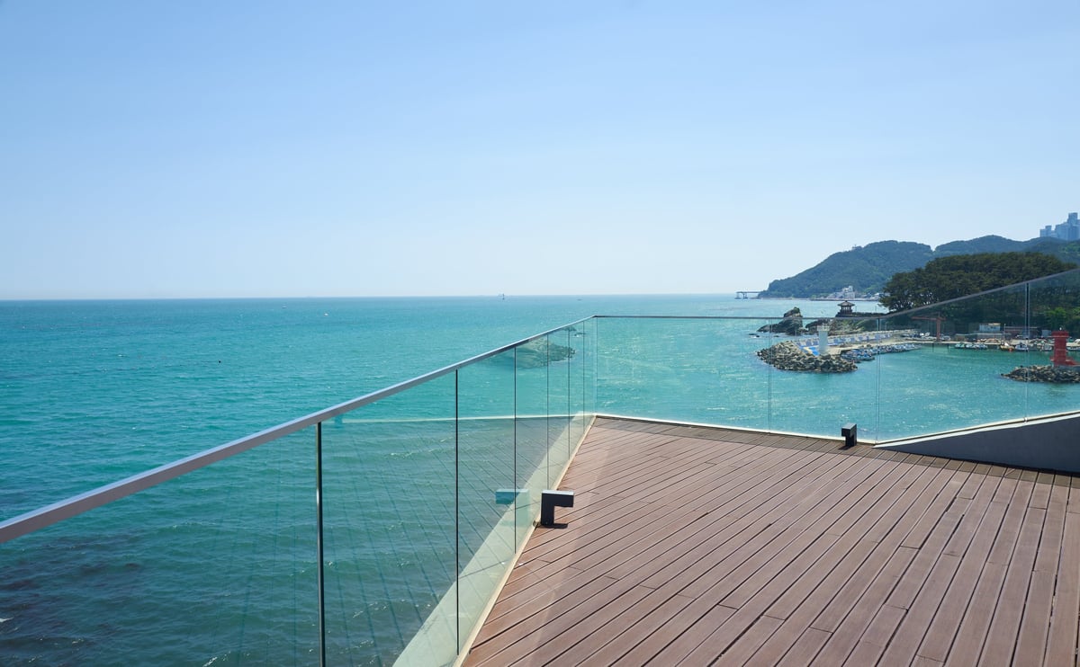 Moderne glassrekkverk med utsikt over fjorden