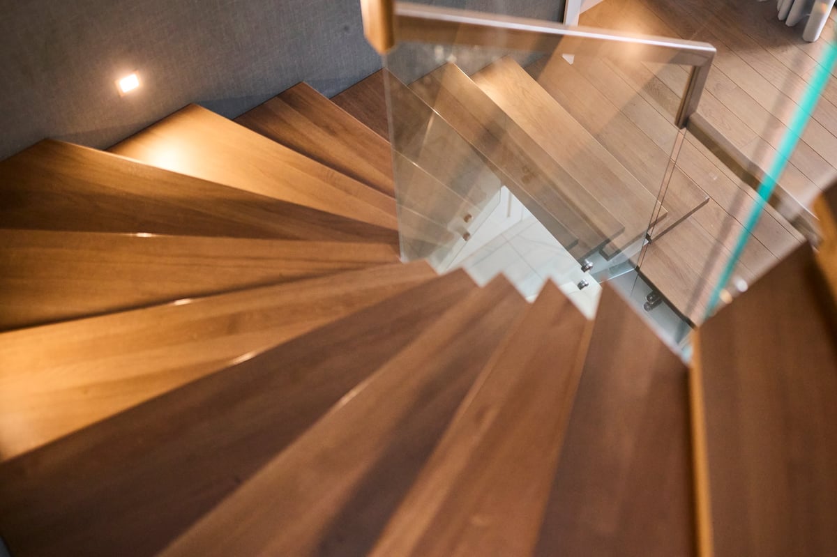 Innendørs trapp i tre med glassrekkverk