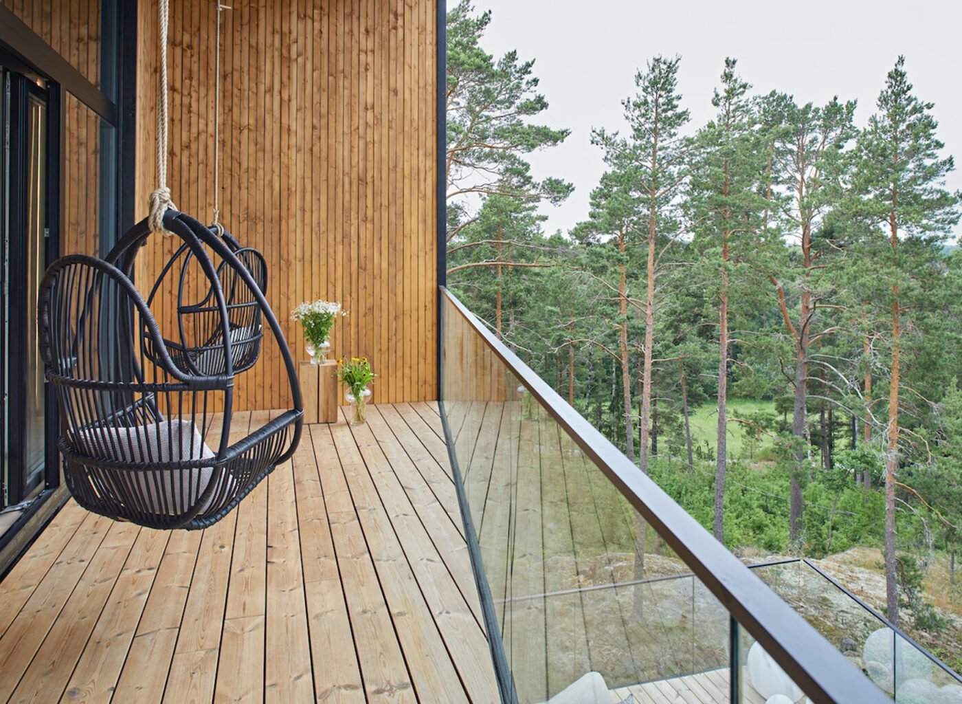 Moderne deck med utsikt over skogen